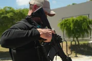 CBP AMO Agent Berger bereitet seine Waffe vor, bevor er zu einem Einsatz in Fajardo, P.R., aufbricht (Lucky 8 TV/Ivan Leon)