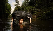 Beim Überqueren der Flüsse droht nicht nur Gefahr von Schwarzen Kaimanen und Piranhas, sondern auch von Zitteraalen, die heftige Stromstöße erzeugen können.
