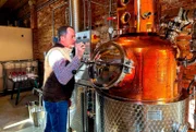 Mario Fett betreibt die „Camerforster Brennmanufaktur“. Verarbeitet alte Obstsorten seiner eigenen Plantage zu Säften. Stellt auch Brände und Gin her.