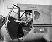 Amelia Earheart war eine US-amerikanische Flugpionierin und Schriftstellerin. Sie war die erste Frau, die den Atlantik in einem Nonstop-Flug als Passagierin überquerte.