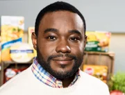 Sternekoch Nelson Müller mit Kartoffelprodukten.
