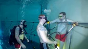 U-Boot-Fahrer lernen im Tieftauchtopf, unter Wasser aus einer Pressluftleitung zu atmen.