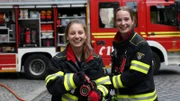 Mit Feuerwehrfrau Lisi checkt Marina (links) wie die Arbeit bei der Feuerwehr ist und darf sogar auf einen richtigen Einsatz mitfahren!