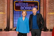 Als Kandidat:innen zu Gast bei "Wer weiß denn sowas?": Die Schauspielerin Mareile Millowitsch (l.) und der Schauspieler Axel Milberg (r.).