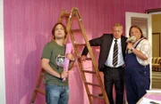 Um Bernd (Volker Herold, r.) bei der Arbeit zu helfen, hat Bruno (Tim Sander, l.) alles gegeben und voller Elan Friedrichs (Wilhelm Manske, M.) Büro bonbonrosa tapeziert...