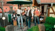 Yared singt gemeinsam mit der Förster-Band „President´s men“ einen Song.