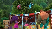 Bitz überlegt mit Fleur wie man Robo-Bobinos Hochseilakt sichern kann.