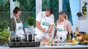 Die Ernährungswissenschaftlerin und Food-Bloggerin Mia (li.) zeigt Jennifer und Thorben M., wie man schnell und gesund kocht.
