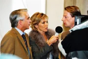 Die Reporterin (Gundis Zambo, M.) interviewt Vanderheiden (Luc Veit, r.) und Felix (Christoph M. Ohrt, l.).