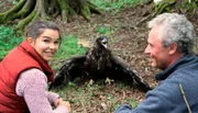 Anna begleitet Tierschützer Mario beim Beringen von Seeadlern. Der junge Greifvogel ist etwa 50 Tage alt.