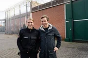 Tobi in der JVA Lingen mit Justivollzugsbeamtin Katja