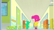 Ernest (M.) und Rebecca (r.) haben die Frösche aus dem Terrarium befreit und wollen sie nun heimlich aus der Schule bringen.