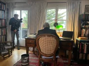 Dreharbeiten bei Professor Reinhold Baumstark zuhause. Baumstark war von 1999 bis 2009 Generaldirektor der Bayerischen Staatsgemäldesammlungen. Während seiner Amtszeit fand die erste Restitution in der Geschichte der Staatsgemäldesammlungen statt. An die Nachfahren von Elisabeth Glanville.