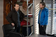 Von Bergretter Markus (Sebastian Ströbel, r.) erfährt Stefan Kern (Max Woelky, l.) einige unschöne Wahrheiten über seine Verlobte.