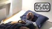 Einstein Früh aufstehen: Macht richtig schlafen schlau und erfolgreich? Moderator Bähram Alagheband liegt verschlafen im Bett.