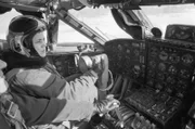 B91W21 Testpilotin Marina Popovich im Cockpit des Antonov An 22 Antheus Cock Frachtflugzeugs