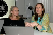 Katrin (Ulrike Frank, r.) freut sich mit Maren (Eva Mona Rodekirchen): Neue Liebschaft?