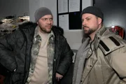 Erik (Patrick Heinrich, l.) ist nicht begeistert, dass John (Felix von Jascheroff) für einige Tage das Mauerwerk verlassen will.