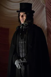 Edward Mordrake (Wes Bentley) wandelt weiterhin im Lager der Freaks umher - auf der Suche nach seinem nächsten perfekten Opfer ...