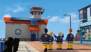 Hauptfeuerwehrmann Steele zeigt seinen Kollegen das neue Seenot-Rettungszentrum.