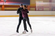 Deniz (Igor Dolgatschew) und Charlotte "Charlie" (Shaolyn Fernandez) fällt es nicht leicht, professionell miteinander umzugehen.