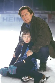Dr. Stefan Frank (Sigmar Solbach) kümmert sich um Lina Prinz (Natalie Uhlig), die beim Eislauf-Training gestürzt ist.