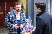 Bambi (Ben Heinrich, l.) sucht Ablenkung beim Chatten mit Kristina. Rechts Paco (Milos Vukovic)
