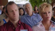 Dannys (Scott Caan, l.) Mutter Clara (Melanie Griffith, r.) wird vom FBI aufgesucht und über den Fall ihres ermordeten Sohnes Matty befragt, während Steve mit einem Autisten zusammen arbeiten muss ...