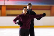 Charlotte "Charlie" (Shaolyn Fernandez) und Deniz (Igor Dolgatschew) fällt es nicht leicht, professionell miteinander umzugehen.
