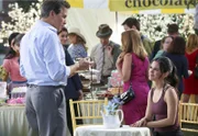 Brick (Tim Matheson, l.) bietet Zoe (Rachel Bilson, r.) eine kleine Finanzspritze an, knüpft diese jedoch an eine harte Bedingung ...