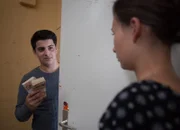 Orkan (Flavius Budean) findet in Alvas Zimmer Geld. Jule (Maja Hieke) ist von dem Fund überrumpelt.