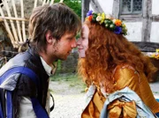 Der Soldat Jakob und Prinzessin Augustine blicken sich verliebt in die Augen.