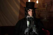 Sammelt die Leidensgeschichten der Freaks, um ein wertvolles neues Mitglied für seine Geister-Freak-Show zu finden: Edward Mordrake.