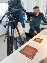 Dreharbeiten mit Dr. Bernhard Wörrle im Deutschen Museum in München. Wörrle erzählt im Film von einer spannenden Recherche zu einem Gemälde, das einst dem jüdischen Dresdner Industriellen Sigmund Waldes (1877 bis 1961) gehörte und später im Deutschen Museum gelandet ist. Erst durch hohe Akribie konnte man feststellen, dass es sich um Raubkunst handelte. Wie genau, das wird im Film erzählt.