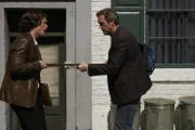 Der mit HIV infizierte Kalvin Ryan (Matthew John Armstrong, l.) fängt Dr. House (Hugh Laurie, r.) vor seiner Haustür ab, weil er hofft, von ihm Hilfe zu bekommen ...
