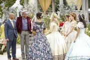 Mit Hilfe der Belles versucht Lavon (Cress Williams, 2.v.l.) den Gouverneur Alex Byrd (Dondre Whitfield, l.), von der Einzigartigkeit Bluebells zu überzeugen ...