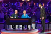 Moderator Kai Pflaume (r.) mit Rateteam-Kapitän Bernhard Hoëcker (l.) und der Schauspielerin Mareile Millowitsch (M.).