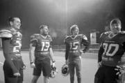 Bei den Berlin Bears in Neukölln absolviert Jan (2. von rechts) sein erstes American-Football-Probetraining. Welches Ideal von Männlichkeit gilt in dieser Welt und welches ist erstrebenswert für die Zukunft?