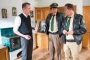 Bürgermeisterkandidat Ferdinand Amberger (Daniel Drewes, links) gibt sich gegenüber Hubert (Christian Tramitz, rechts) und Staller (Helmfried von Lüttichau, Mitte) als Moral-Hüter und strikter Gegner des geplanten Bordellbaus.
