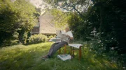 Dietrich Kuhlbrodt schreibt seit 1957 Filmkritiken, hier liest er in einem seiner Stammblätter im Garten.