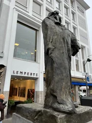 Nachdem der Düsseldorfer Kunsthändler und auch private Kunstsammler Dr. Max Stern (1904 bis 1987) als Jude ab einem gewissen Zeitpunkt im nationalsozialistisch beherrschten Deutschland seinen Beruf nicht mehr ausüben durfte, ließ er 1937 ihm gehörende Kunst im Auktionshaus Lempertz in Köln in einer Auktion verkaufen.