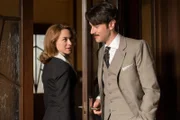 Clara Montesinos (Marta Hazas, l.); Mateo Ruiz (Javier Rey, r.)