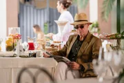 Sylvias Vater Henry Fox (Nicholas Farrell) geht in einem Hotel in Castiglione del Lago auf Spurensuche.