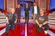 Moderator Kai Pflaume (M.) und seine Rateteam-Kapitäne Bernhard Hoëcker (l.) und Elton (r.) begrüßen in dieser Sendung die Schauspielerin Caroline Peters (2.v.l.) und den Schauspieler Roeland Wiesnekker (2.v.r.).