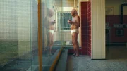Drehpause am Set, Dietrich spielt den ehemaligen Hells Angels Bob nackt im Waschsalon.