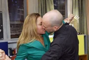 Als Gerrit (Lars Löllmann, r.) die wütende Katja (Karolina Lodyga, l.) zu bändigen versucht, kommt es zu einem Kuss...