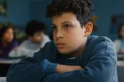 Tom (Noah Bailey) hat zugegeben, den Feueralarm ausgelöst zu haben. Nun ist er bei seinen Freunden unten durch.