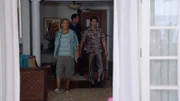 Sang Min (Will Yun Lee, r.), ein Informant des Teams, wird des Mordes beschuldigt, woraufhin Steve (Alex O'Loughlin, M.) Odell (Michael Imperioli, l.), einen alten Freund, darum bittet, den Angeklagten zu verteidigen ...