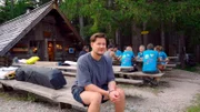 Jürgen Brandl vor der Holzknechthütte.