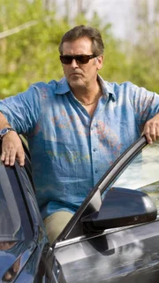 Der ehemalige CIA-Agent Sam Axe (Bruce Campbell) hilft seinem Freund, Informationen über die Burn Notice zu bekommen.